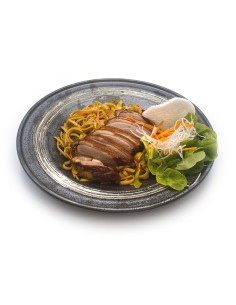 61E. YAKI SOBA mit knuspriger Entenbrust